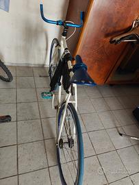 bicicletta a scatto fisso