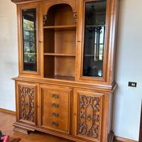 Mobili in stile antico, arazzo e mappamondo bar