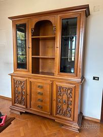 Mobili in stile antico, arazzo e mappamondo bar