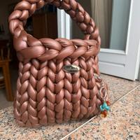 Borsa intrecciata marrone fatta a mano