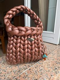 Borsa intrecciata marrone fatta a mano