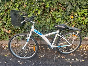 Bici da donna accessoriata cambio Shimano cestino.