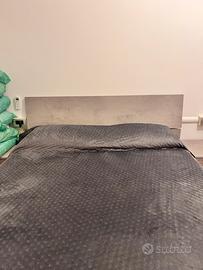 Letto matrimoniale con materasso e due comodini