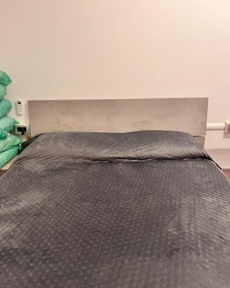 Letto matrimoniale con materasso e due comodini