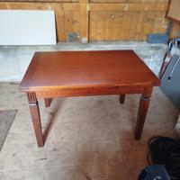 Tavolo in legno con 6 sedie 