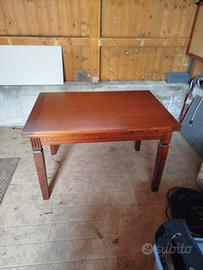 Tavolo in legno con 6 sedie 