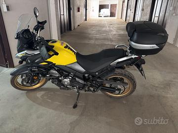 Suzuki V Strom 650 con tanti accessori aggiuntivi