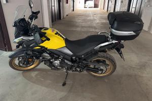 Suzuki V Strom 650 con tanti accessori aggiuntivi