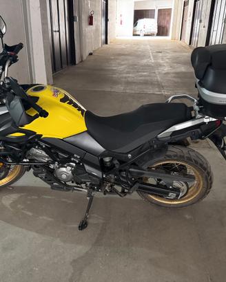 Suzuki V Strom 650 con tanti accessori aggiuntivi