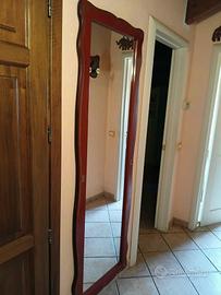 Specchio a parete colore rosso con profilo colore