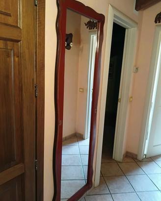 Specchio a parete colore rosso con profilo colore