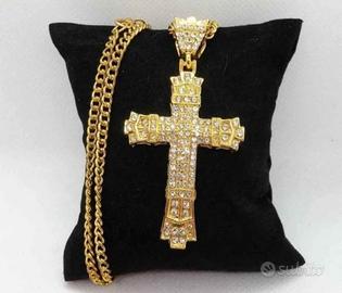 collana con croce e strass