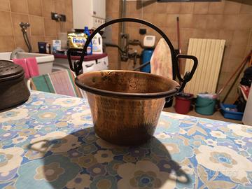Vaso in rame martellato con manico in ferro