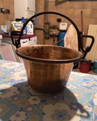 Vaso in rame martellato con manico in ferro