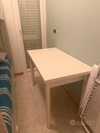 Tavolo bianco in legno