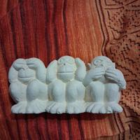 tre scimmiette in tufo