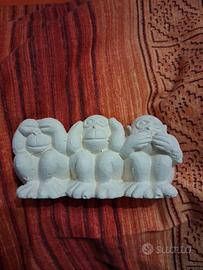 tre scimmiette in tufo