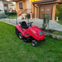 trattorino tagliaerba con il cesto oleomac