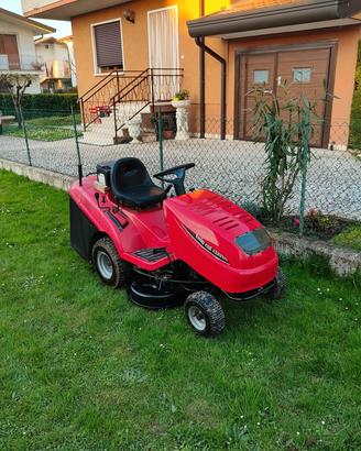 trattorino tagliaerba con il cesto oleomac