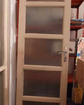 porta in legno con vetri 