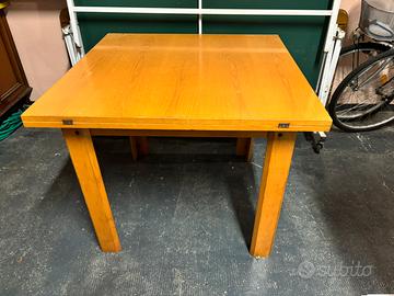 Tavolo quadrato prolungabile