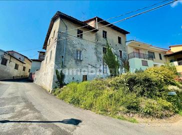 Casale piemontese libero su 3 lati con cortile