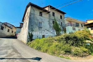 Casale piemontese libero su 3 lati con cortile