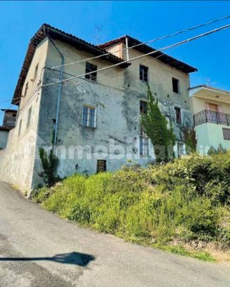 Casale piemontese libero su 3 lati con cortile