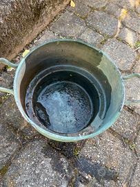 Vecchia pentola x arredo giardino