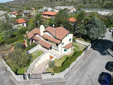 Villa di 360 m² con più di 5 locali e box auto dop
