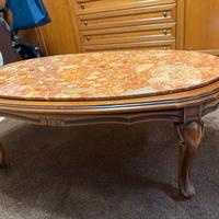 Tavolino ovale con gambe in legno e piano in marmo