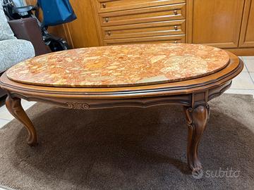 Tavolino ovale con gambe in legno e piano in marmo