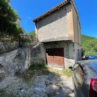 Casa singola con garage e giardino