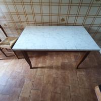 Tavolo da cucina con piano in finto marmo