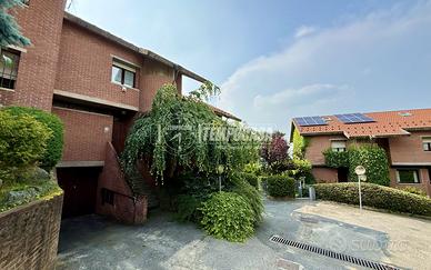 VILLA A SCHIERA CON GIARDINO