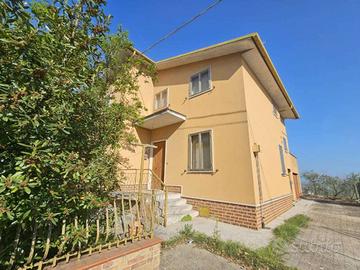 Villa di 150 m² con 4 locali e posto auto a Santa 