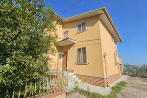 Villa di 150 m² con 4 locali e posto auto a Santa 
