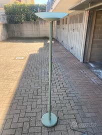 Lampada verticale con intensità luce regolabile