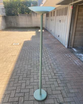 Lampada verticale con intensità luce regolabile