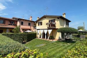 VILLA A SCHIERA D'ANGOLO A CASTELNUOVO DEL GARDA
