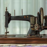 MACCHINA DA CUCIRE ANTIQUARIATO