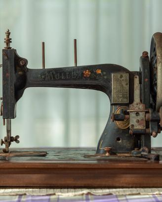 MACCHINA DA CUCIRE ANTIQUARIATO