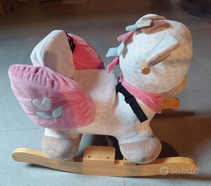 Dondolo di peluche a forma di giraffa