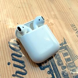 Apple AirPods con custodia per ricambi