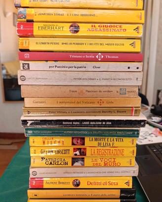 Lotto n. 26 libri quasi tutti gialli