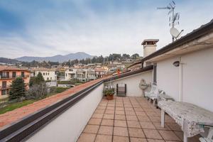 ampio trilocale con doppi servizi e mansar