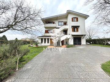 Villa di 350 m² con più di 5 locali e box auto a V