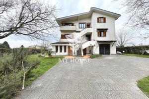 Villa di 350 m² con più di 5 locali e box auto a V