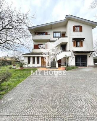 Villa di 350 m² con più di 5 locali e box auto a V