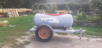 Rimorchio artigianale con serbatoio